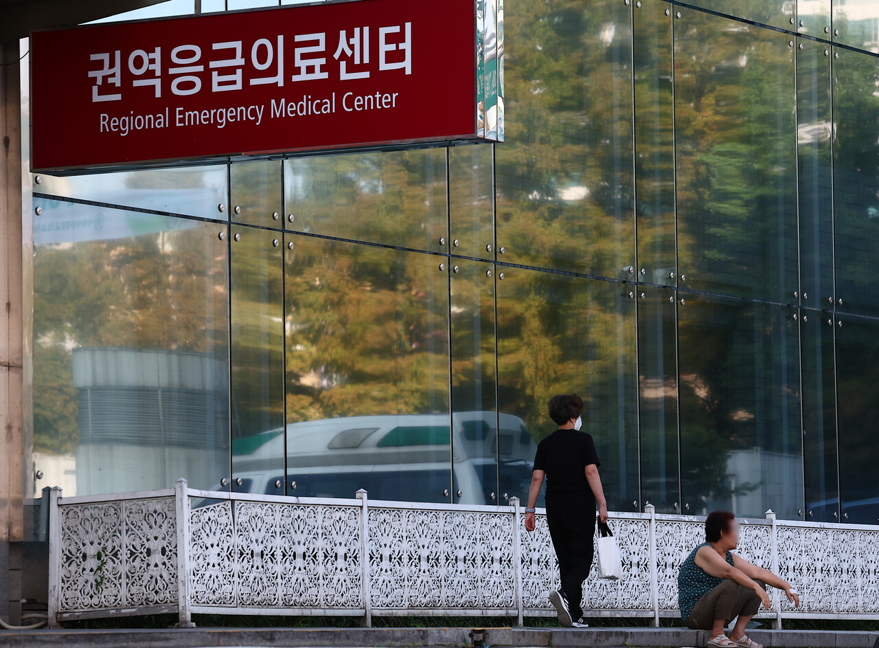서울 시내의 한 대형병원 권역응급의료센터 앞에 환자 보호자가 앉아 있다. /사진=뉴시스