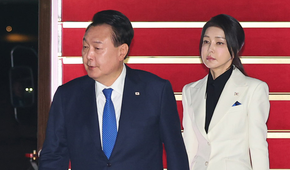 윤석열 대통령과 부인 김건희 여사가 12일 북대서양조약기구(NATO·나토) 75주년 정상회의 등 미국 안보순방을 마치고 귀국, 성남 서울공항에 도착해 공군 1호기에서 내리고 있다./사진=뉴시스