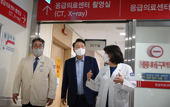윤석열 대통령이 4일 경기도 가톨릭대학교 의정부성모병원 권역응급의료센터를 찾아 현장 점검 후 관계자의 설명을 듣고 있다. /사진=대통령실