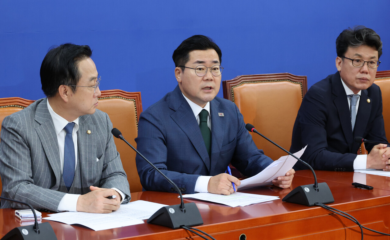 박찬대(가운데) 더불어민주당 원내대표가 10일 오전 서울 여의도 국회에서 열린 원내대책회의에서 발언하고 있다.／사진＝뉴시스