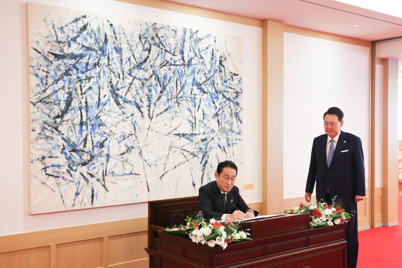 윤석열 대통령이 6일 서울 용산 대통령실 청사에서 열린 한일 정상회담에 앞서 기시다 후미오 일본 총리의 방명록 작성을 바라보고 있다 / 사진=대통령실