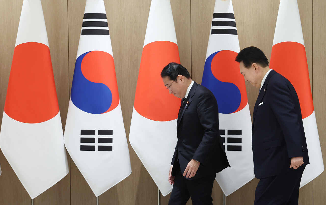 윤석열 대통령이 6일 서울 용산 대통령실 청사에서 기시다 후미오 일본 총리와 한일 확대정상회담을 위해 입장하고 있다 / 사진=뉴시스