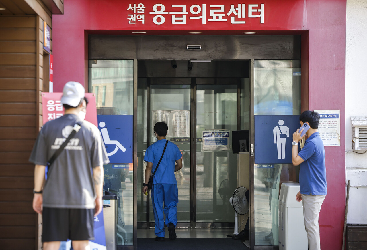 서울의 대학병원 응급의료센터 앞에서 보호자들이 대기하고 있다. /뉴시스