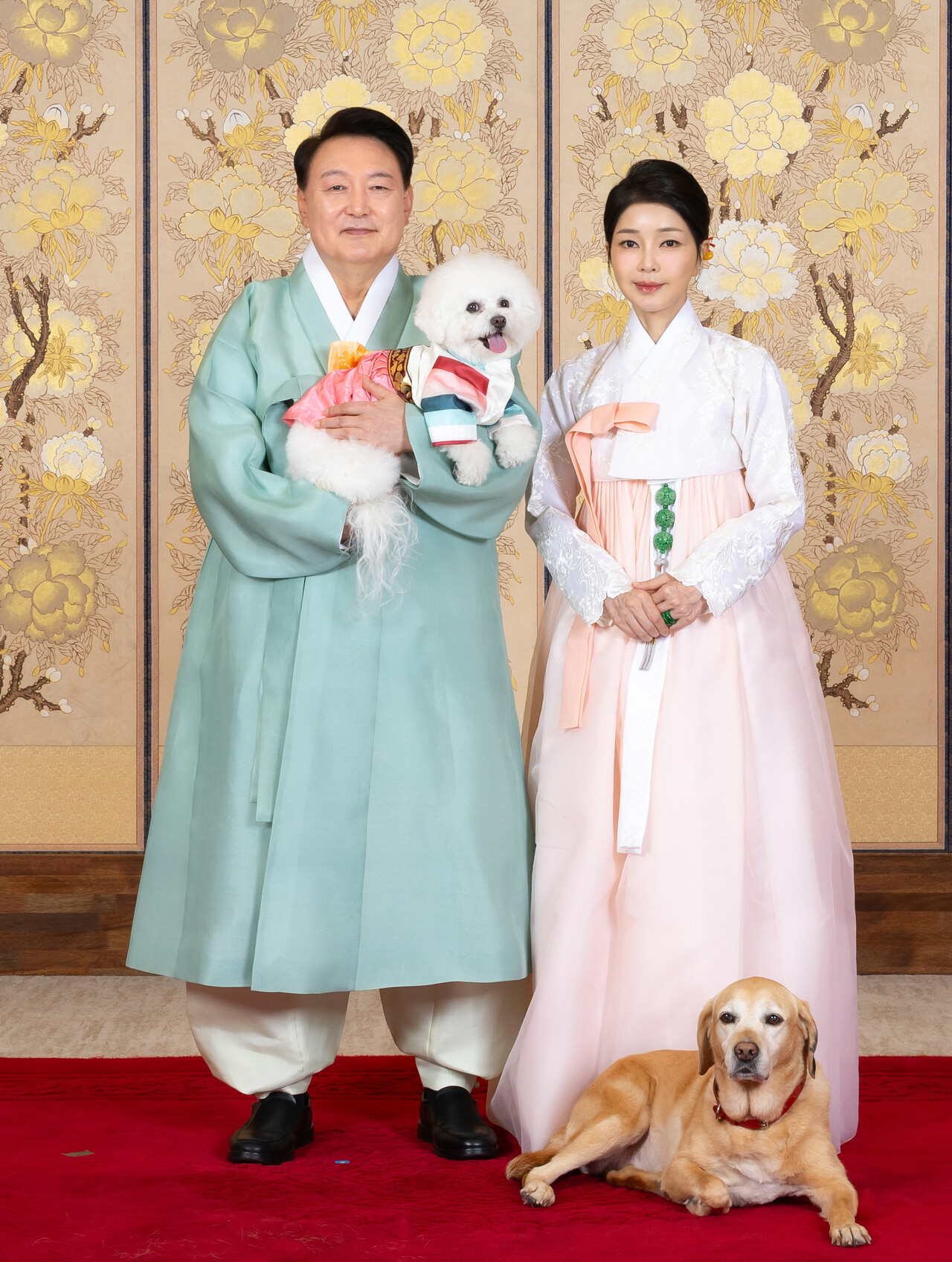 윤석열 대통령과 부인 김건희 여사가 추석을 앞두고 지난 8일 서울 용산 대통령실 청사에서 반려견 써니, 새롬이(아래)와 함께 한가위 명절 영상을 촬영하고 있다. (사진=대통령실 제공)