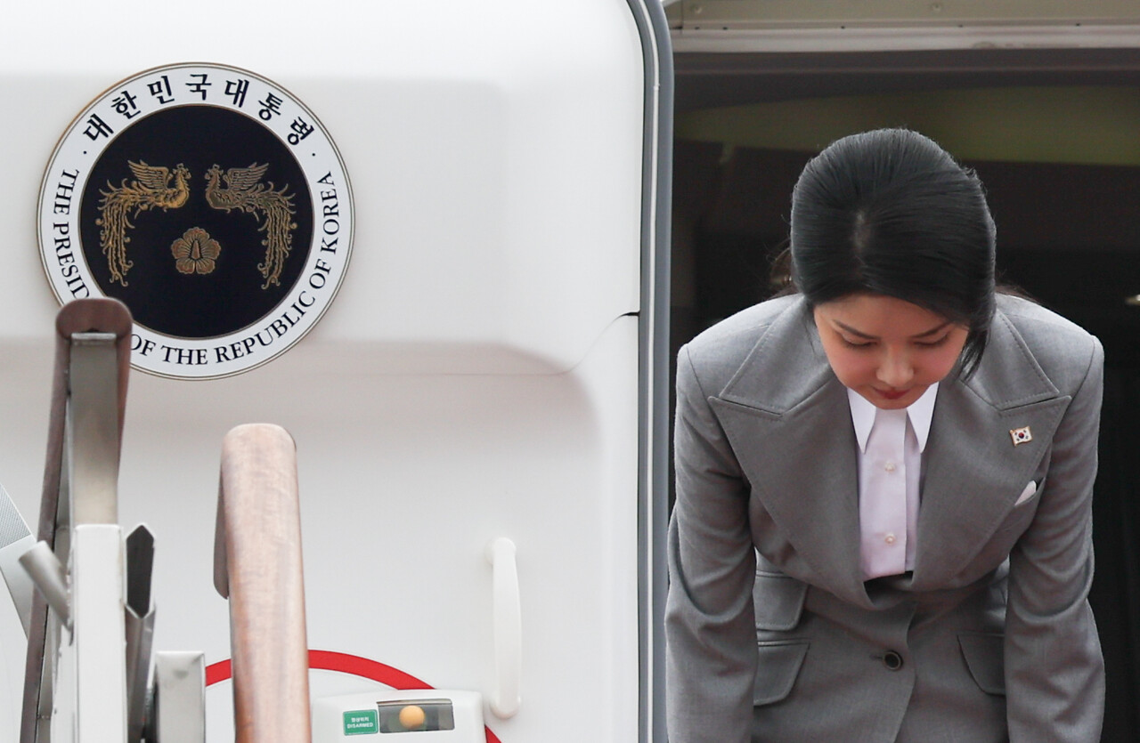 체코를 공식 방문하는 윤석열 대통령 부인 김건희 여사가 19일 성남 서울공항에 도착해 공군 1호기에 탑승하며 인사하고 있다./사진=뉴시스