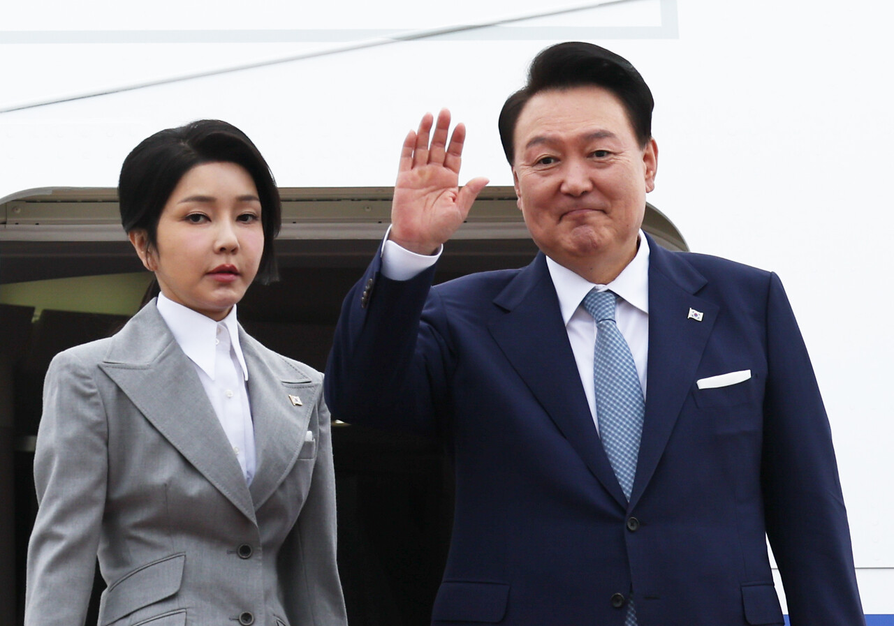 체코를 공식 방문하는 윤석열 대통령과 부인 김건희 여사가 19일 성남 서울공항에 도착해 공군 1호기에 탑승하며 인사하고 있다. 2024.09.19./뉴시스