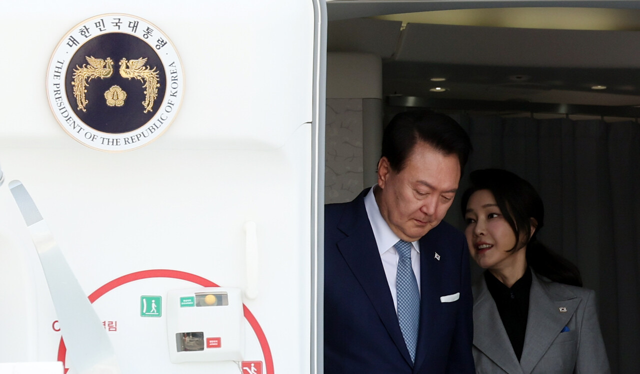 체코를 공식 방문한 윤석열 대통령과 부인 김건희 여사가 19일(현지시각) 프라하 바츨라프 하벨 국제공항에 도착해 공군 1호기에서 내리고 있다. 2024.09.19. /뉴시스