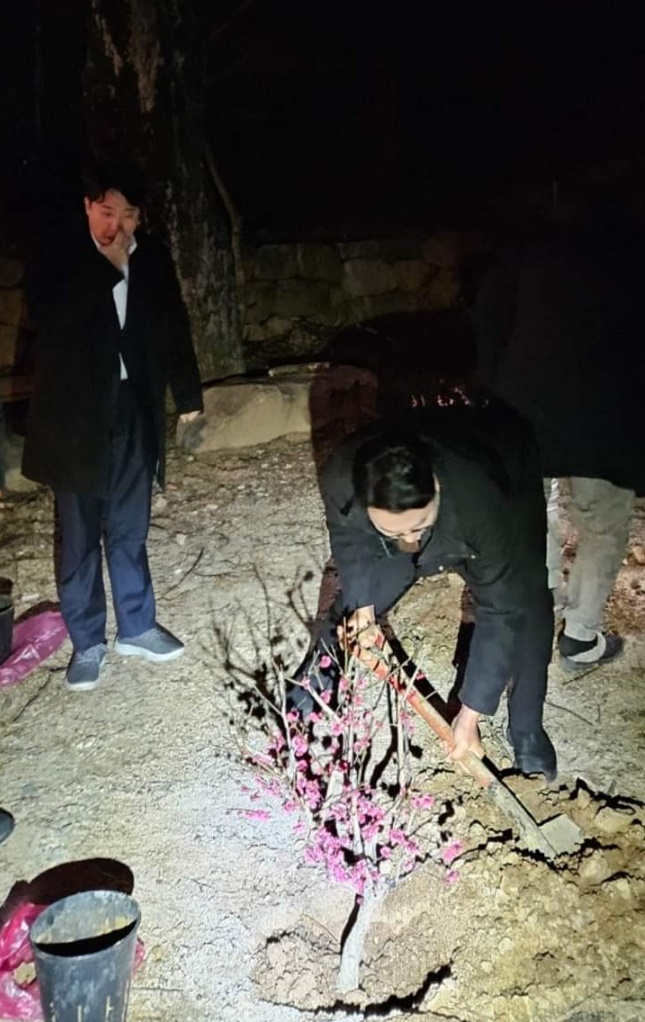 이준석 천하람 의원이 나무를 시미 위해 삽질을 하고 있다./명태균 페이스북 갈무리