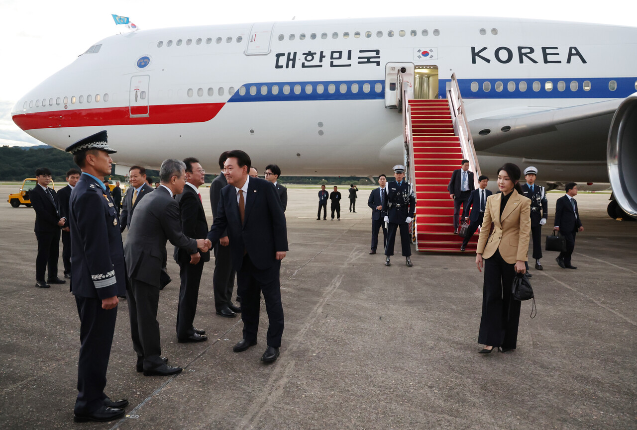 윤석열 대통령이 22일 체코 공식 방문 일정을 마치고 귀국, 공군 1호기에서 내려 환영 인사들과 악수하고 있다. 오른쪽은 김건희 여사. 2024.09.22./뉴시스
