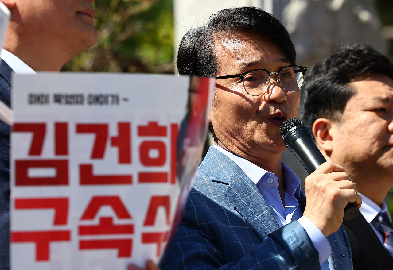 최재영 목사가 24일 서울 서초구 대검찰청 앞에서 윤석열 대통령 배우자 김건희 여사에게 명품 가방 등을 선물한 최재영 목사에 대한 검찰 수사심의위원회에 앞서 열린 기자회견에서 취재진 질문에 답하고 있다. 2024.09.24./뉴시스