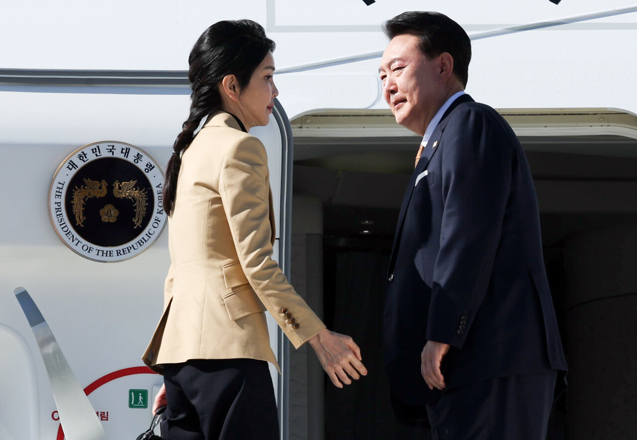 체코 공식 방문 일정을 마친 윤석열 대통령과 부인 김건희 여사가 21일(현지시각) 프라하 바츨라프 하벨 국제공항에서 공군 1호기에 탑승하고 있다. 2024.09.21. /뉴시스