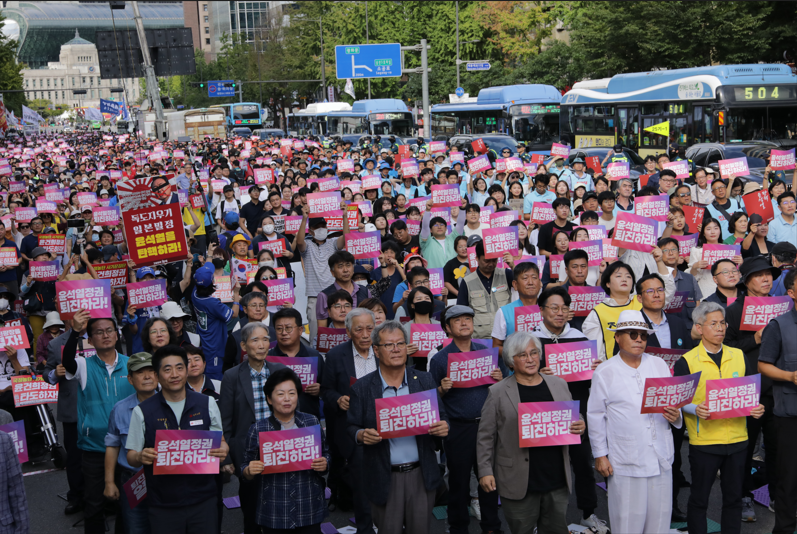 28일 서울 중구 숭례문 앞 도로에서 윤석열 정권 퇴진 시국대회가 열렸다. 2024.09.28/사진=조은결 기자