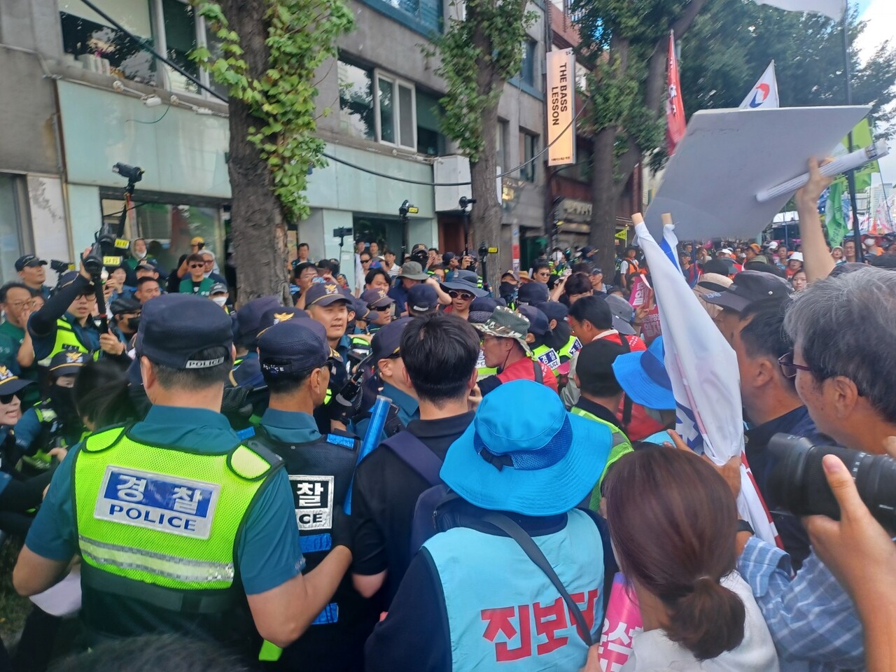 28일 서울 중구 숭례문 앞 도로부터 용산 대통령실까지 행진이 이어지던 도중 숙대입구역에서 경찰과 참가자들 간의 충돌이 빚어졌다. 2024.09.28/사진=남기창 책임에디터