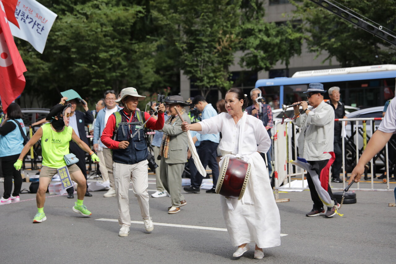 28일  서울 중구 숭례문 앞 도로에서 윤석열 정권 퇴진 시국대회가 열렸다. 본격적인 집회가 시작되기 전 풍물놀이 공연이 개최됐다., 2024.09.28/사진=조은결 기자