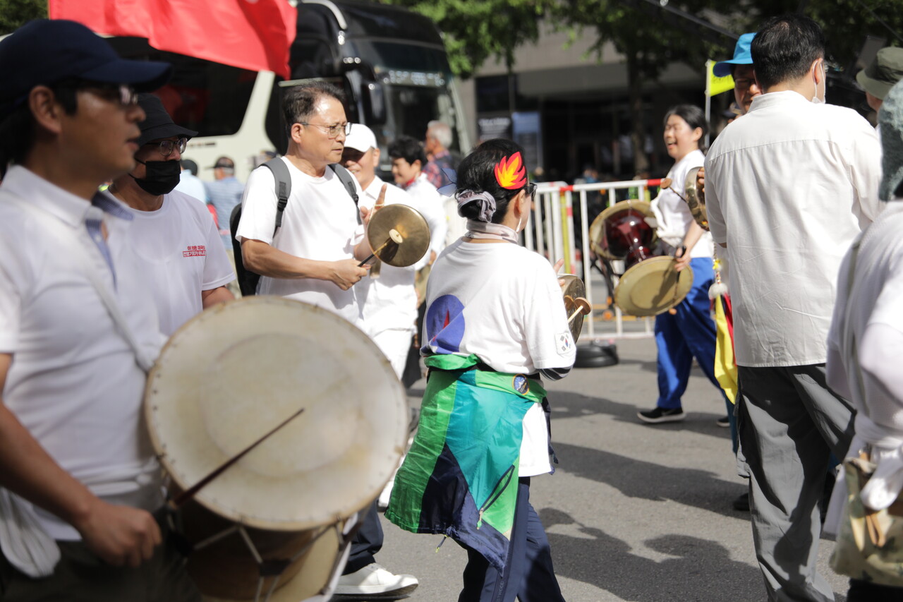 28일  서울 중구 숭례문 앞 도로에서 윤석열 정권 퇴진 시국대회가 열렸다. 본격적인 집회가 시작되기 전 풍물놀이 공연이 개최됐다., 2024.09.28/사진=조은결 기자