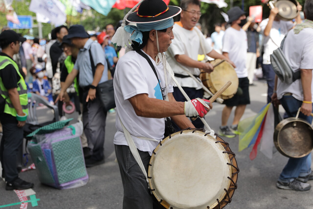 28일  서울 중구 숭례문 앞 도로에서 윤석열 정권 퇴진 시국대회가 열렸다. 본격적인 집회가 시작되기 전 풍물놀이 공연이 개최됐다., 2024.09.28/사진=조은결 기자
