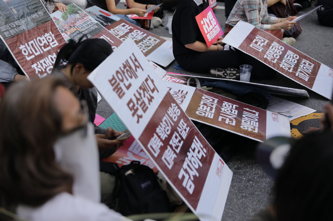 28일  서울 중구 숭례문 앞 도로에서 윤석열 정권 퇴진 시국대회가 열렸다. 시민들의 피켓2024.09.28/사진=조은결 기자