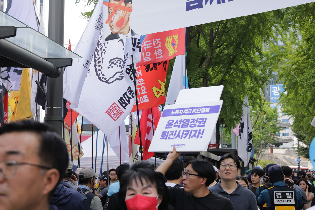 28일  서울 중구 숭례문 앞 도로에서 윤석열 정권 퇴진 시국대회가 열렸다. 시민들의 피켓2024.09.28/사진=조은결 기자