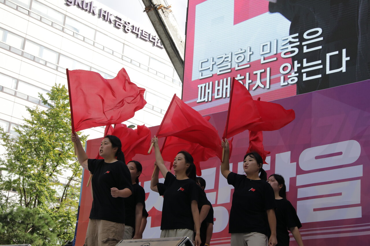 28일  서울 중구 숭례문 앞 도로에서 윤석열 정권 퇴진 시국대회가 열렸다. 선동깃발무 '달견한 민중은 패배하지 않는다' 공연 2024.09.28/사진=조은결 기자