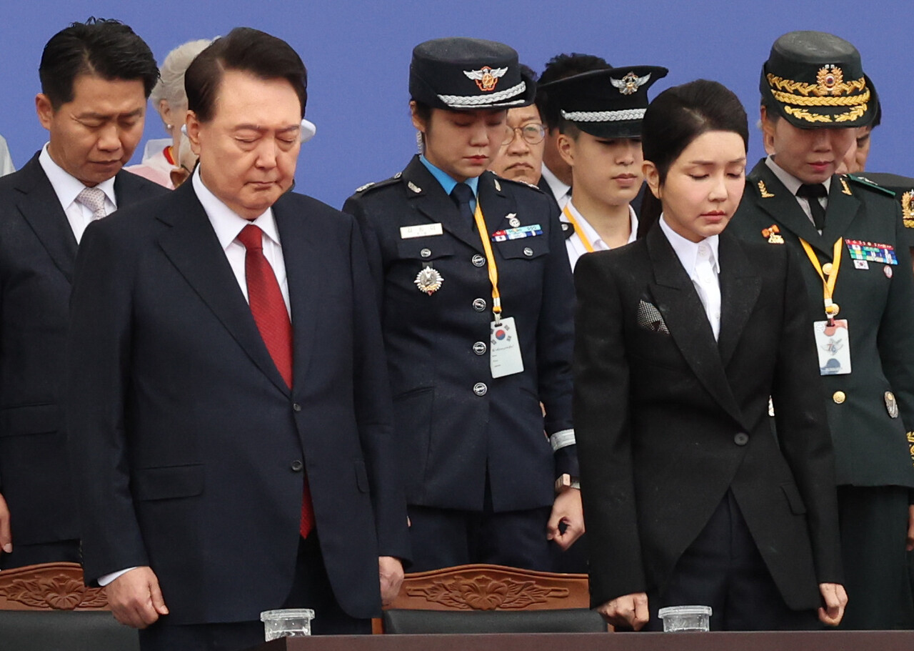윤석열 대통령과 부인 김건희 여사가 1일 성남 서울공항에서 열린 건군 제76주년 국군의날 기념식에서 묵념하고 있다./사진=뉴시스