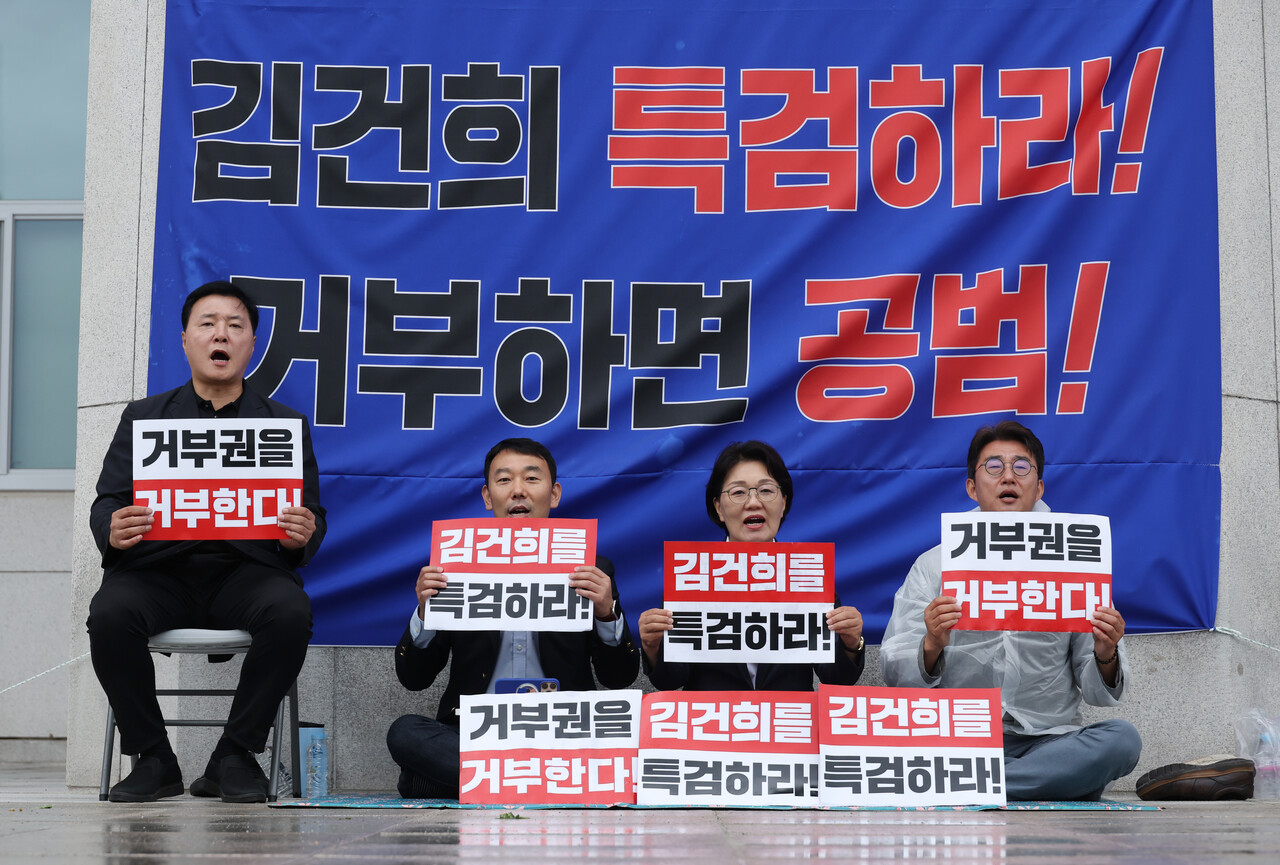 더불어민주당 조계원(왼쪽부터), 김용민, 권향엽, 노종면 의원이 1일 서울 여의도 국회에서 김건희 여사의 특검을 촉구하고 있다. /사진=뉴시스