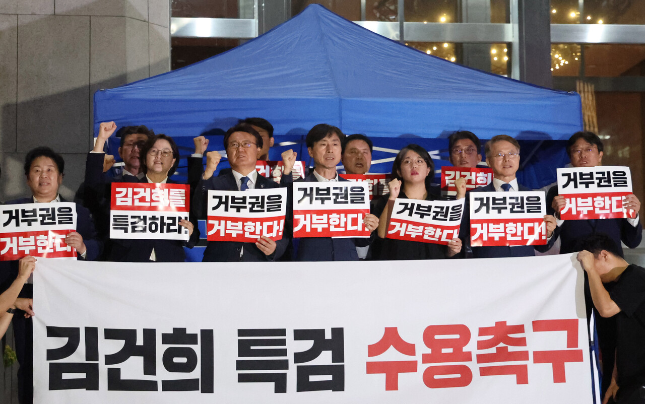 30일 서울 여의도 국회 본청 앞 천막농성장에서 더불어민주당, 기본소득당, 사회민주당 등 야당의원들이 '김건희 특검 및 순직해병 특검 수용 촉구' 천막 농성 기자회견을 하고 있다./사진=뉴시스