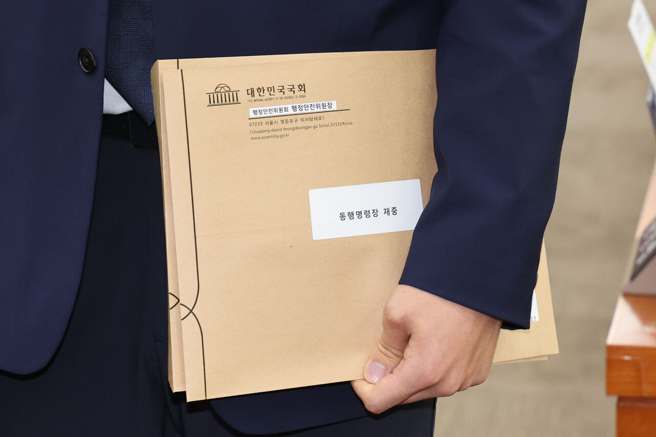 10일 오전 서울 여의도 국회에서 열린 행정안전위원회 국정감사에서 신정훈 행안위원장이 증인 불출석한 명태균씨와 김영선 전 국민의힘 의원에 동행명령장을 발부, 경위에게 전달하고 있다. 2024.10.10./뉴시스