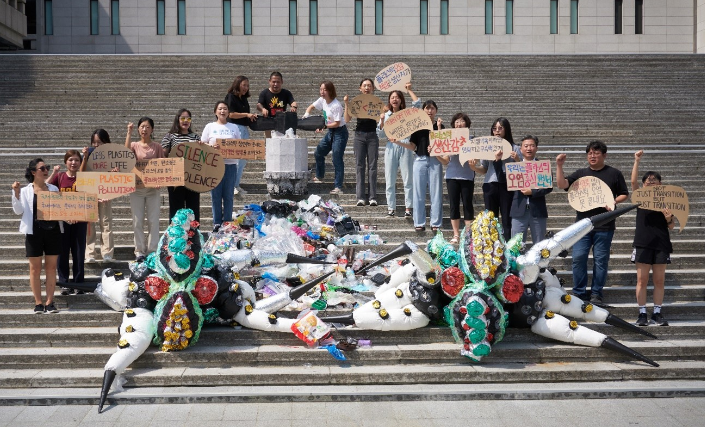 풀뿌리연대가 플라스틱 쓰레기와 플라스틱 괴물이 쏟아지는 수도꼭지를 잠그는 퍼포먼스를 진행하고 있다 / 사진=환경연합운동