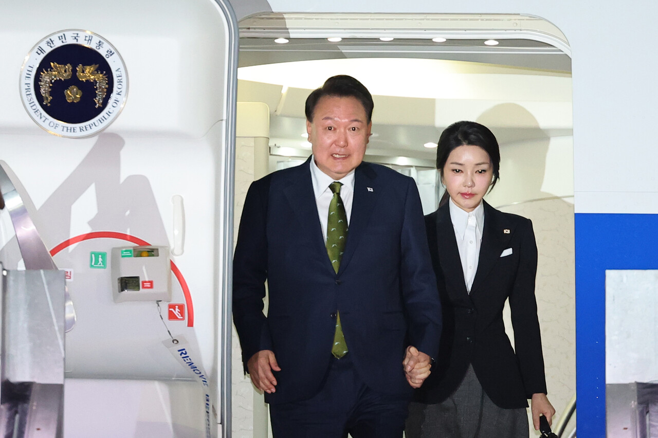 윤석열 대통령과 부인 김건희 여사가 11일 성남 서울공항에 도착해 공군 1호기에서 내리고 있다. /사진=뉴시스