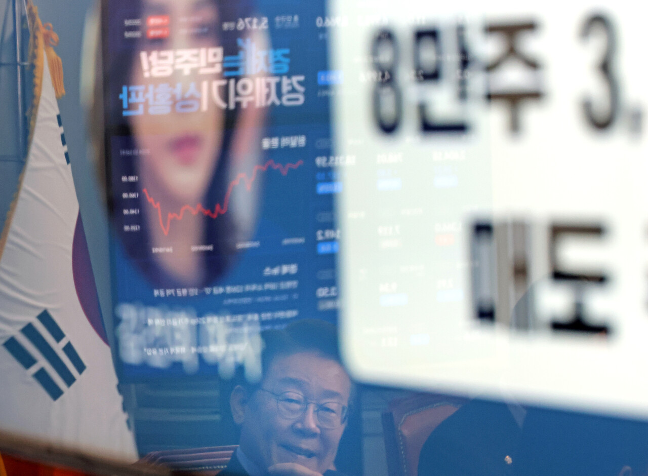  이재명(오른쪽) 더불어민주당 대표를 비롯한 지도부가 16일 오전 서울 여의도 국회에서 열린 최고위원회의에서 이언주 최고위원의 김건희 여사의 도이치모터스 주가조작 연루 의혹 관련 발언 자료화면을 보고 있다./사진=뉴시스