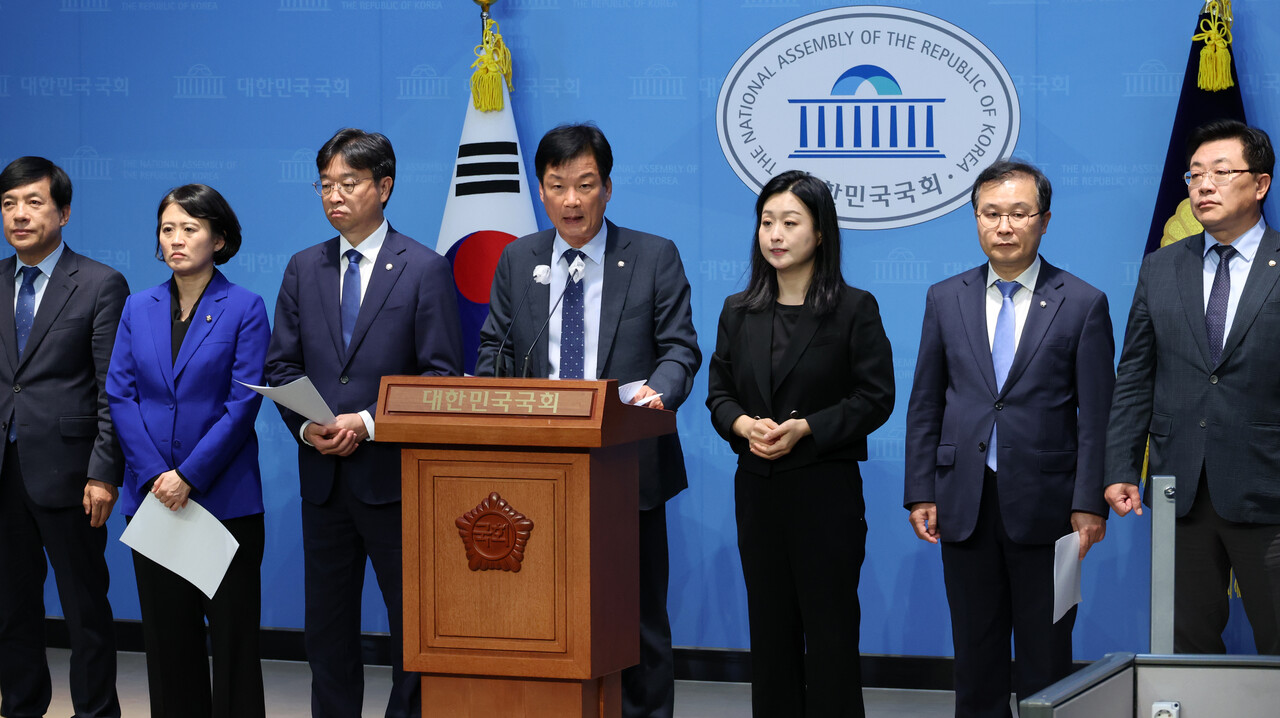 박균택(왼쪽 네 번째) 더불어민주당 의원 등 검찰독재대책위원회 소속 의원들이 16일 오후 서울 여의도 국회 소통관에서 '검찰의 김건희 여사의 도이치모터스 주가조작 연루 의혹 사건에 대한 무혐의 수순 밟기 규탄' 기자회견을 하고 있다. /사진=뉴시스