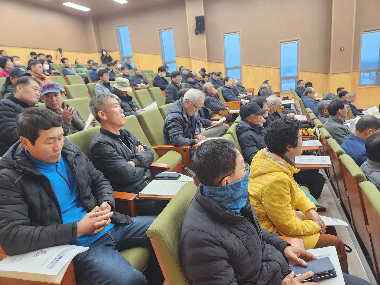 농촌인력 지원 방안을 위한토론회에 참석한 농민들 (2023, 12 완주군 )