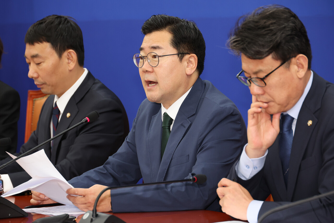 박찬대(가운데) 더불어민주당 원내대표가 17일 오전 서울 여의도 국회에서 열린 국정감사대책회의에서 발언하고 있다./사진=뉴시스