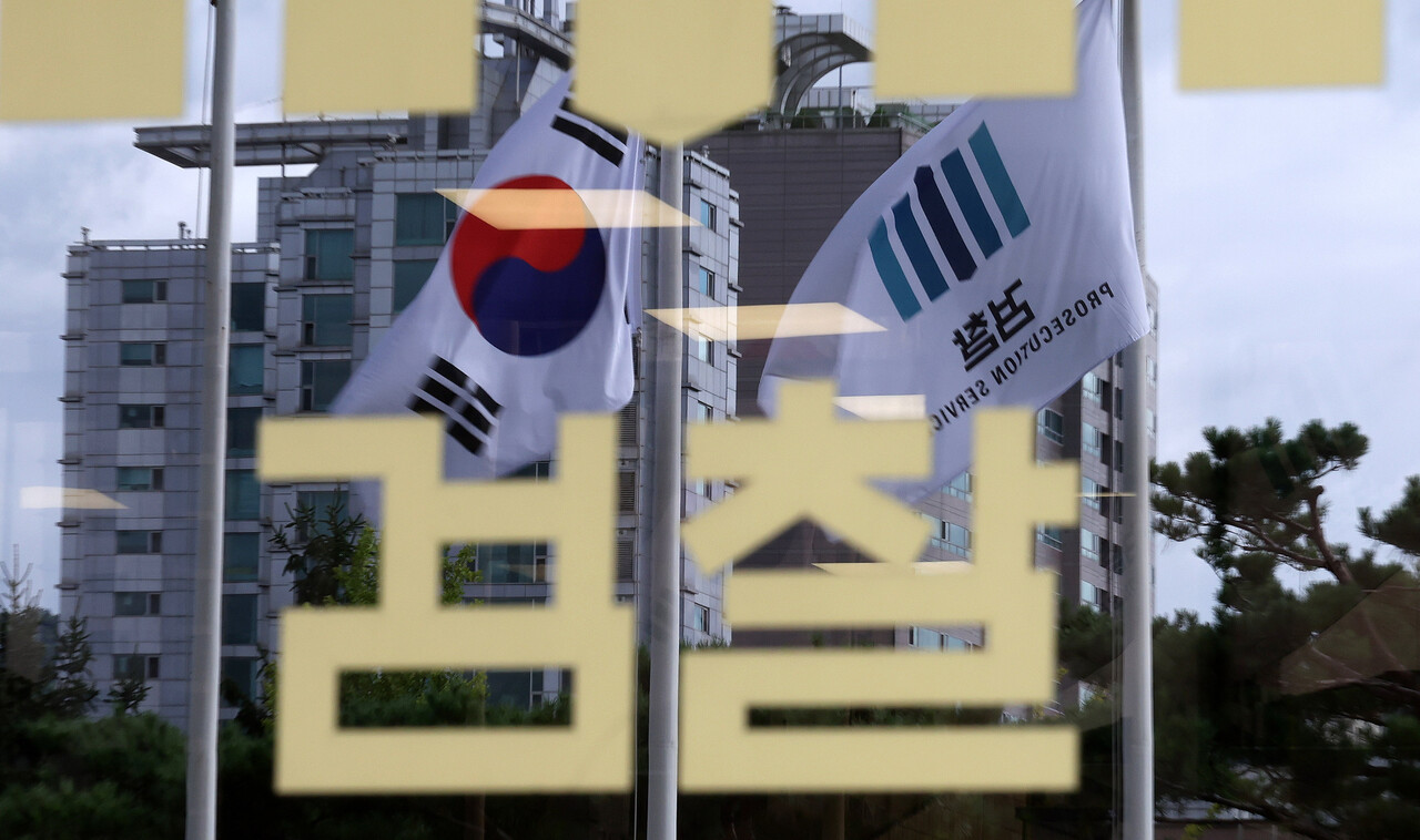 서울 서초구 서울중앙지방검찰청에서 검찰 로고 뒤로 태극기와 검찰 깃발이 나란히 게양돼 있다. /사진=뉴시스