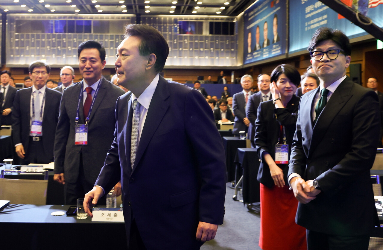 윤석열 대통령이 27일 서울 중구 대한상공회의소에서 문화일보 주최로 진행된 문화미래리포트2024에서 한동훈 국민의힘 당대표와 인사 후 이동하고 있다. (대통령실통신사진기자단) 2024.08.27. /뉴시스