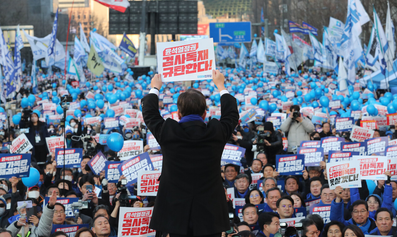 이재명 대표가 4일 서울 세종대로에서 열린 윤석열정권 민생파탄-검사독재 규탄 국민보고대회에서 윤 정권을 규탄하고 있다. (공동취재사진) 2023.02.04./뉴시스