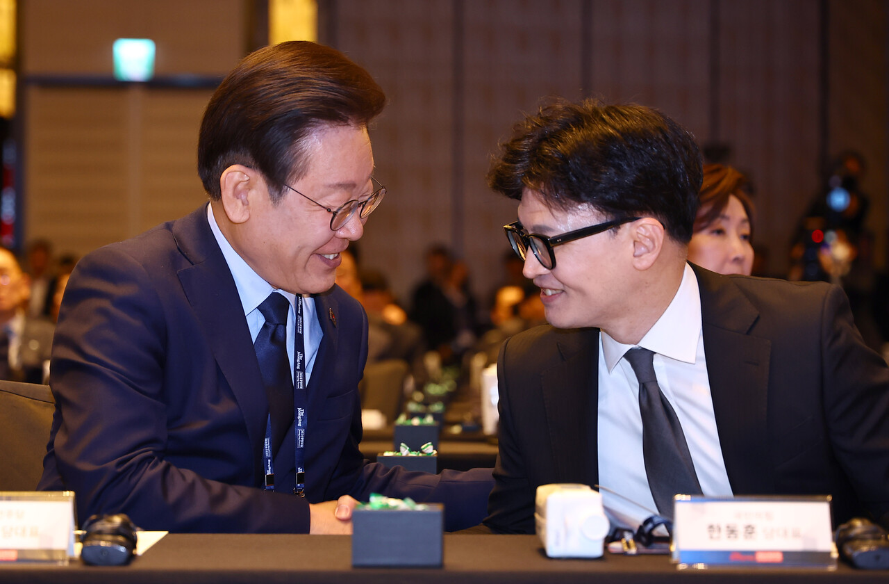 한동훈 국민의힘 대표와 이재명 더불어민주당 대표가 23일 오전 서울 종로구 포시즌스 호텔에서 열린 중앙포럼에서 대화하고 있다. /사진=뉴시스