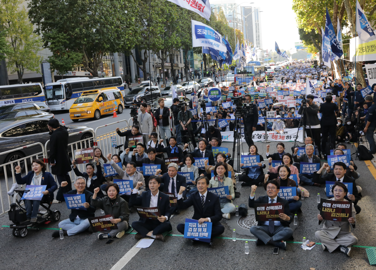 26일 조국혁신당이 대검찰청이 위치한 서울 서초역 8번 출구 앞에서 '검찰 해체·윤석열 탄핵 선언대회'를 개최했다. 2024.10.26/사진=조은결 기자