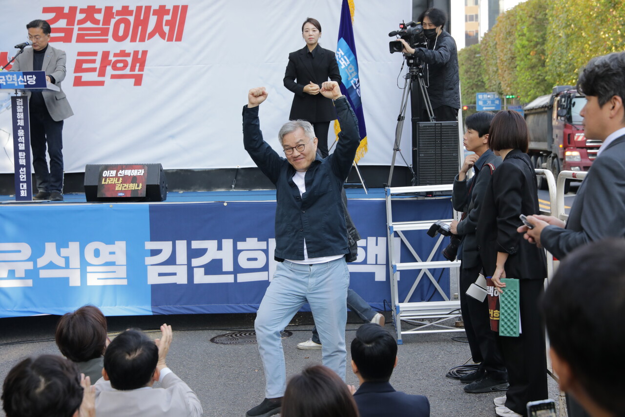 26일 조국혁신당이 대검찰청이 위치한 서울 서초역 8번 출구 앞에서 '검찰 해체·윤석열 탄핵 선언대회'를 개최했다. 최강욱 전 더불어민주당 의원이 인사하고 있다. 2024.10.26/사진=조은결 기자