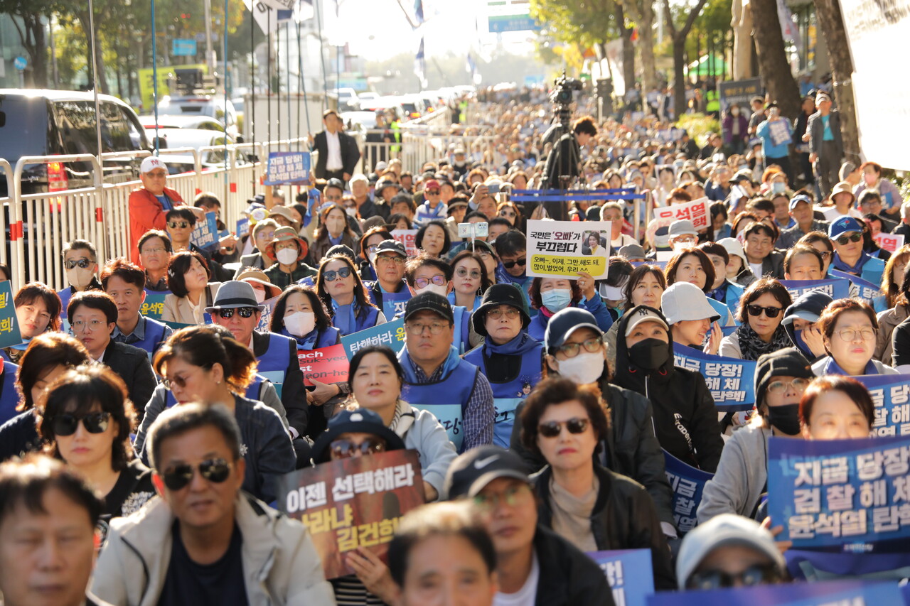 26일 조국혁신당이 대검찰청이 위치한 서울 서초역 8번 출구 앞에서 '검찰 해체·윤석열 탄핵 선언대회'를 개최했다. 선언대회에 참여한 조국혁신당 전국 당원들 2024.10.26/사진=조은결 기자