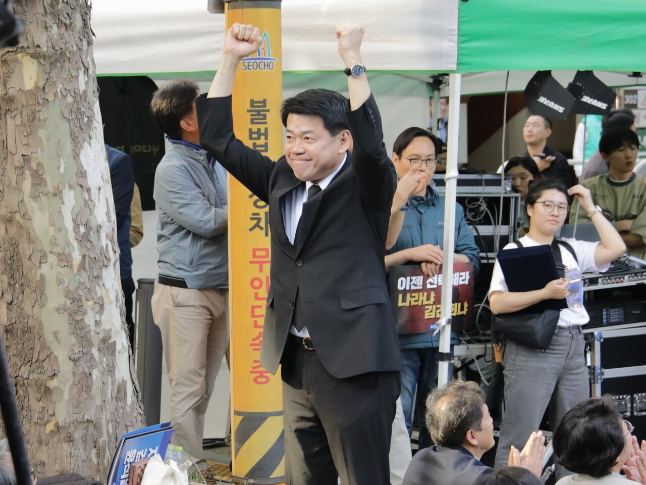 26일 조국혁신당이 대검찰청이 위치한 서울 서초역 8번 출구 앞에서 '검찰 해체·윤석열 탄핵 선언대회'를 개최했다. 인사하는  김준형 조국혁신당 의원2024.10.26/사진=조은결 기자