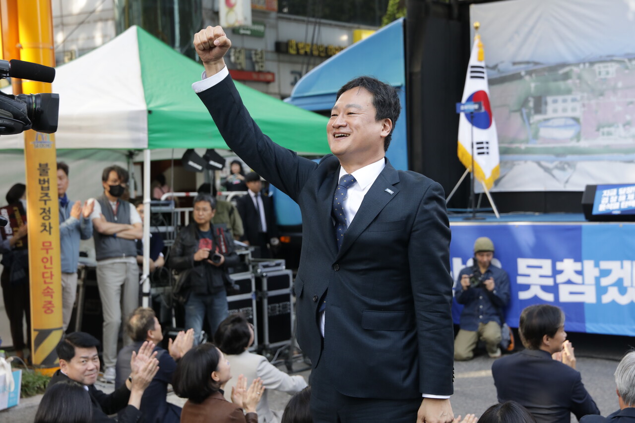 26일 조국혁신당이 대검찰청이 위치한 서울 서초역 8번 출구 앞에서 '검찰 해체·윤석열 탄핵 선언대회'를 개최했다.  인사하는 황명필 조국혁신당  최고위원 2024.10.26/사진=조은결 기자