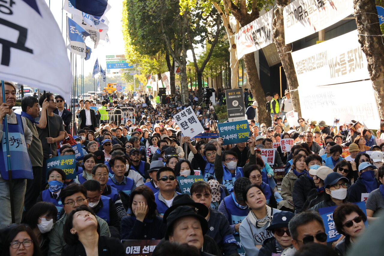 26일 조국혁신당이 대검찰청이 위치한 서울 서초역 8번 출구 앞에서 '검찰 해체·윤석열 탄핵 선언대회'를 개최했다.  2024.10.26/사진=조은결 기자