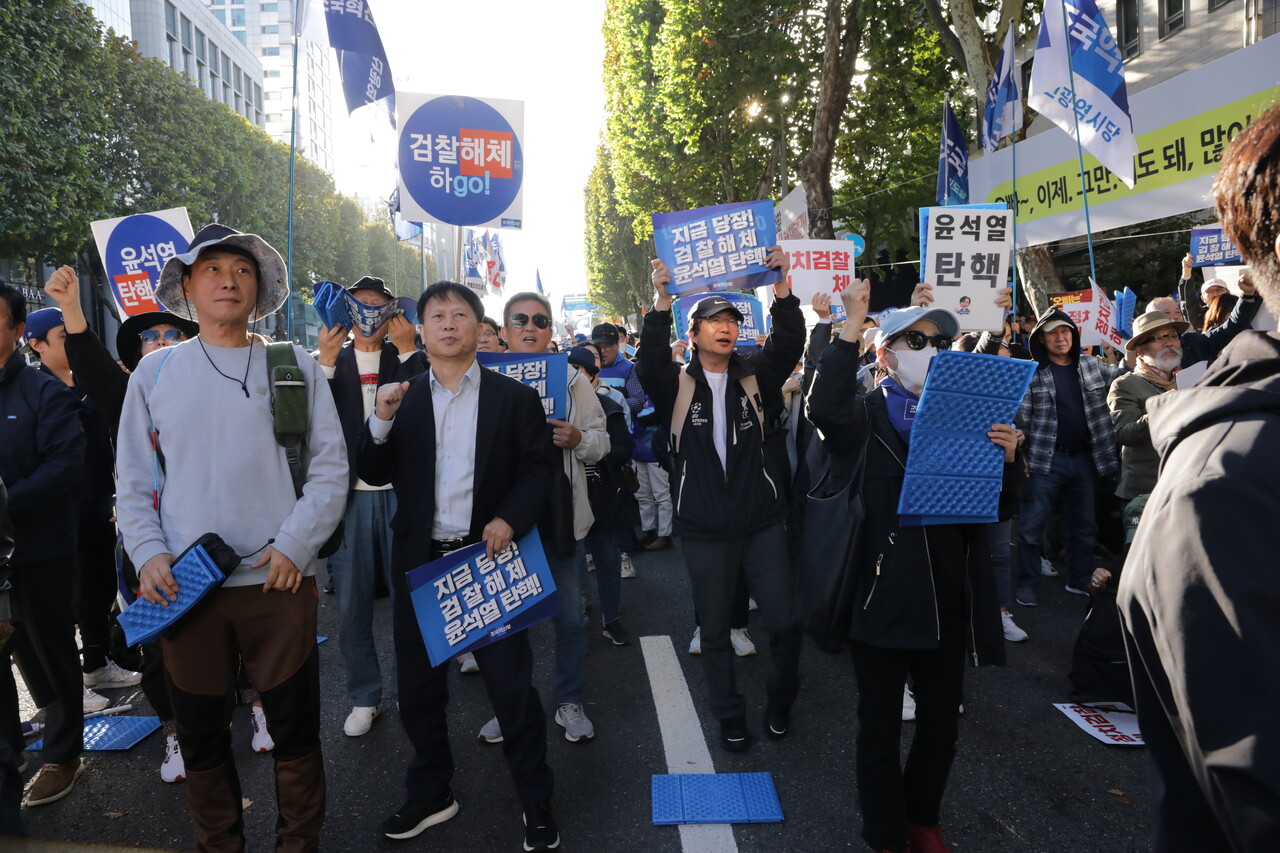 26일 조국혁신당이 대검찰청이 위치한 서울 서초역 8번 출구 앞에서 '검찰 해체·윤석열 탄핵 선언대회'를 개최했다. 구호 외치는 조국혁신당 당원들 2024.10.26/사진=조은결 기자