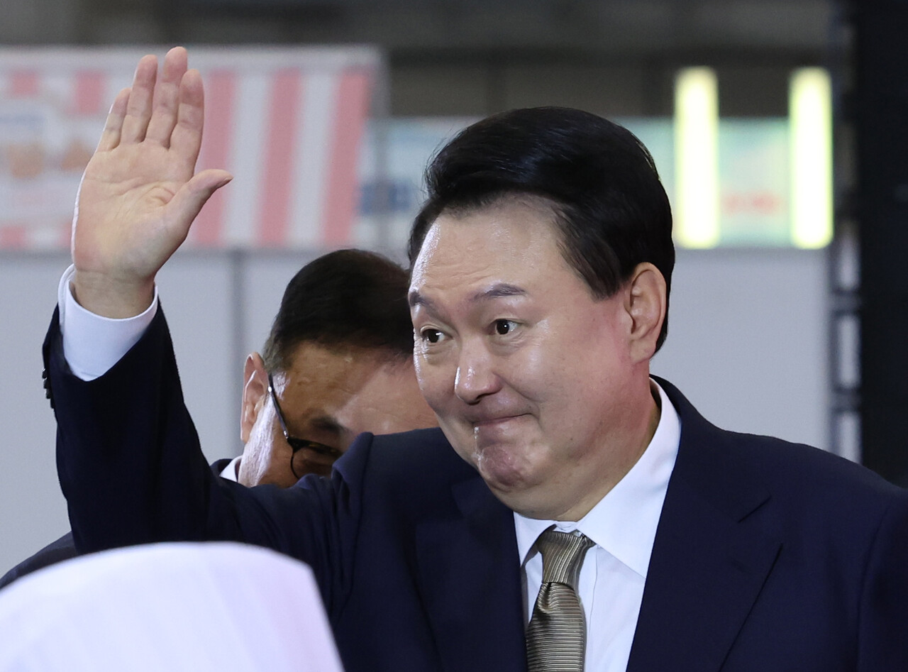 석열 대통령이 31일 경기 고양시 일산 킨텍스에서 열린 2024 대한민국 소상공인대회 개막식에 참석해 축사를 마친 뒤 자리로 이동해 손을 흔들고 있다./사진=뉴시스