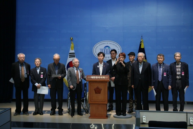 전국비상시국회의는 31일 국회 소통관에서 기자회견을 열고 윤석열 대통령의 임기를 2년 단축하는 개헌을 추진할 것을 촉구하는 시국선언을 발표했다./사진=전국비상시국회의