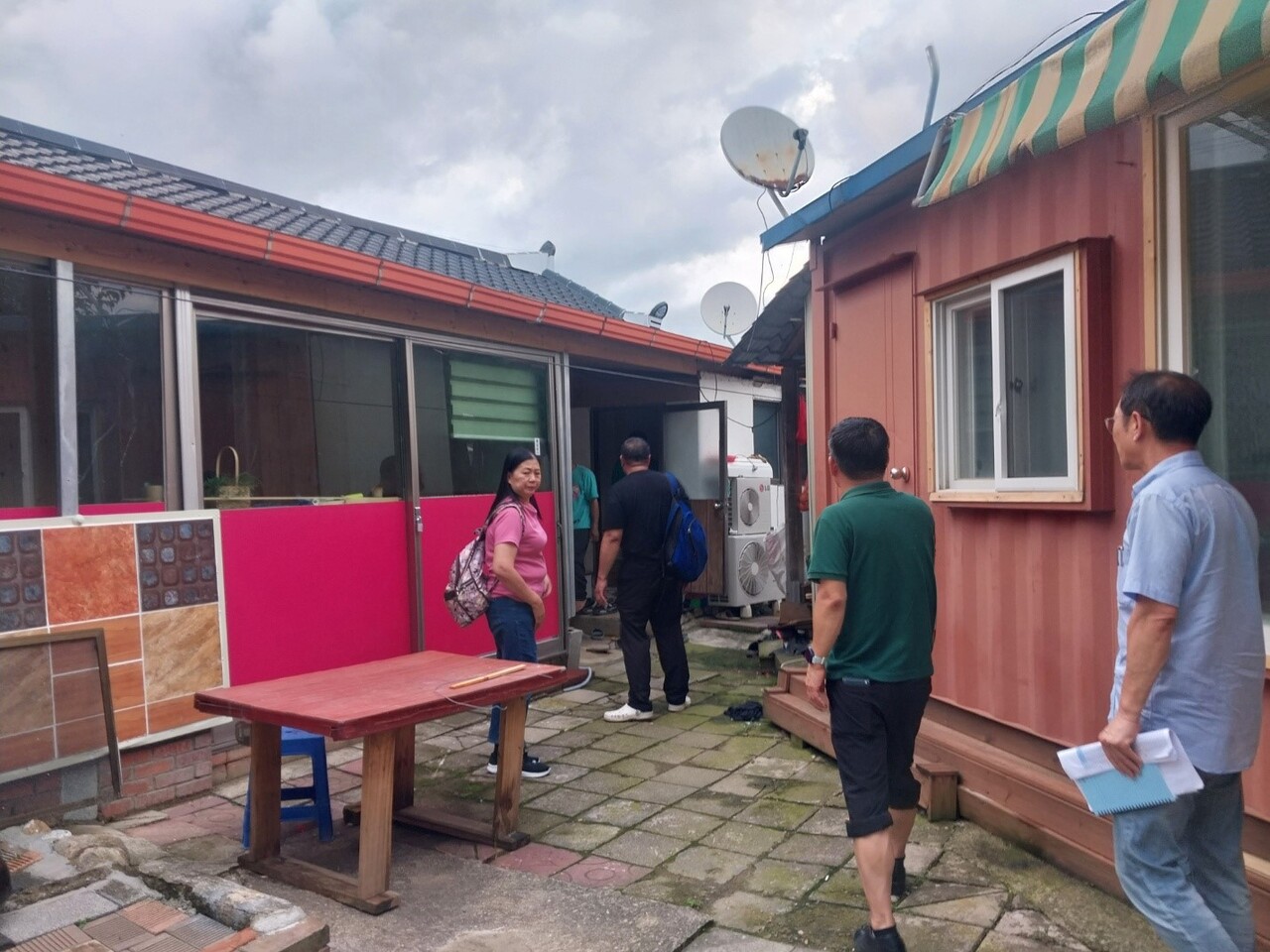 사용주와 공공의 협조로  농촌 노동자 주거실태를 돌아보는 필자. /사진제공=아시아의친구들