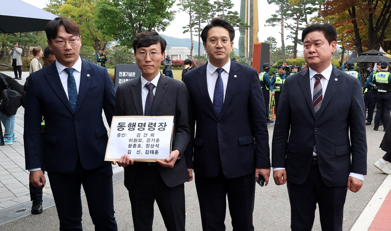 더불어민주당 모경종(왼쪽), 전용기(왼쪽 세번째부터), 윤종근 의원 1일 오후 서울 용산구 대통령 집무실 앞에서 국회 운영위원회 국정감사 불출석 증인 동행명령장을 전달하기 위해 이동하고 있다. /사진=뉴시스