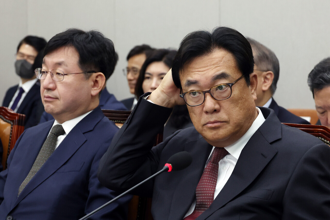 정진석 대통령 비서실장이 1일 서울 여의도 국회에서 열린 운영위원회의 대통령비서실, 국가안보실, 대통령경호처 국정감사에서 머리를 만지고 있다./사진=뉴시스