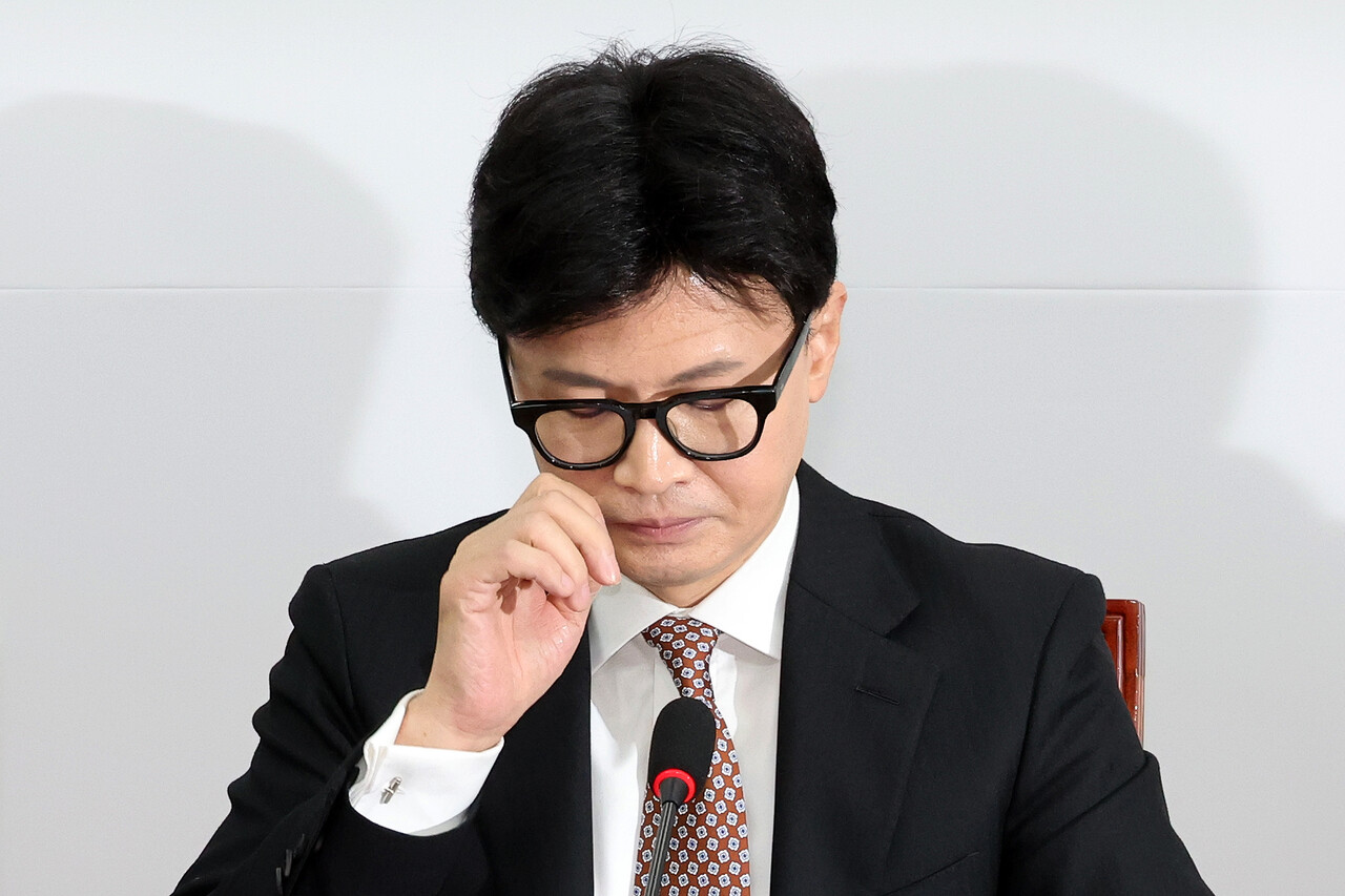 한동훈 국민의힘 대표가 4일 오전 서울 여의도 국회에서 열린 최고위원회의에서 발언하다 잠시 안경을 고쳐 쓰고 있다. /사진=뉴시스